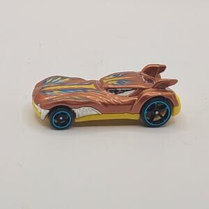 Hot Wheels Mattel Howlin Heat H23 Gold Yellow Flames R0949 Die Cast Auto 2010